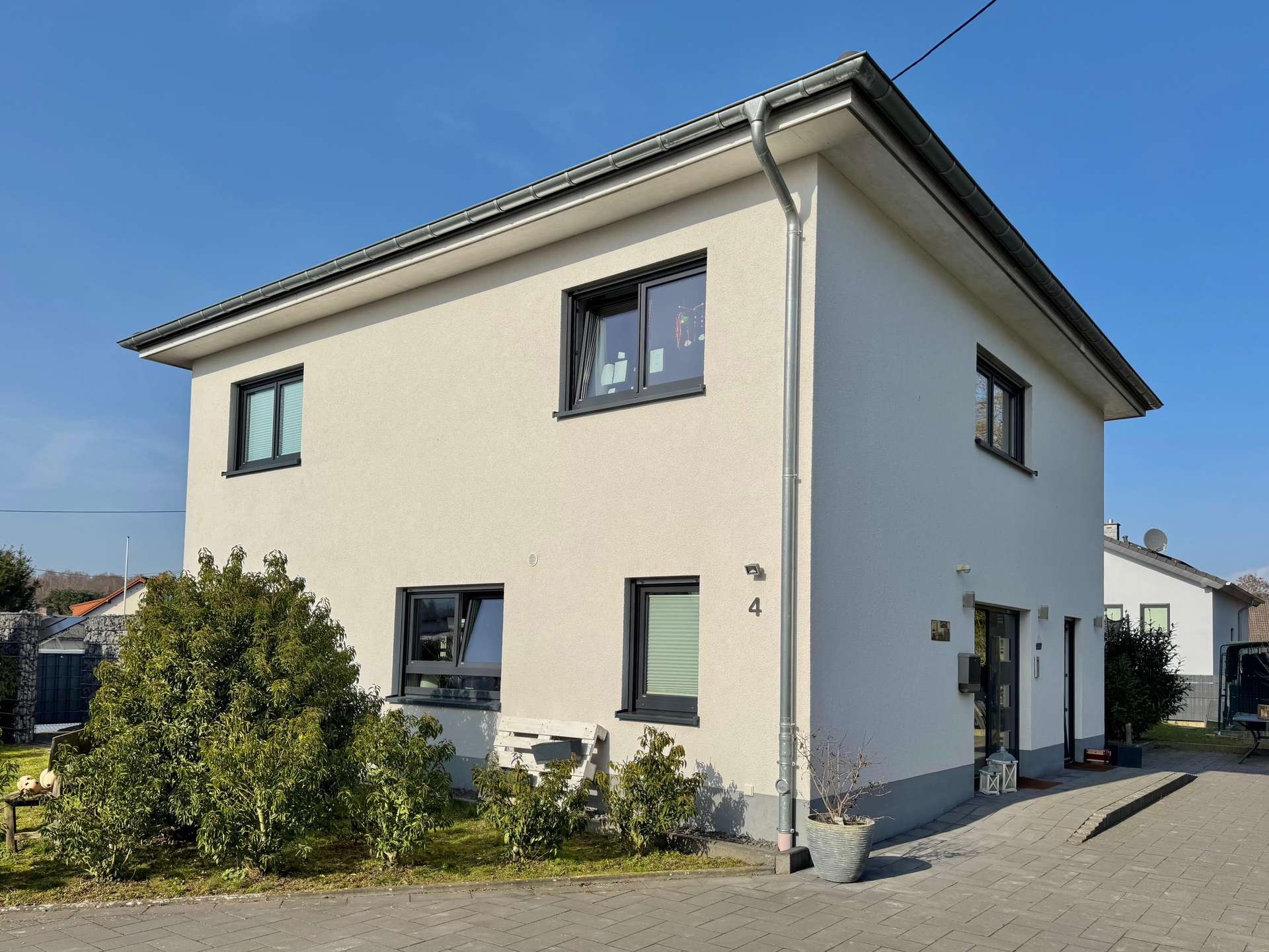 GUTE AUSSTATTUNG, Sommergarten, Erdw&auml;rmepumpe, Doppelgarage, Einbauk&uuml;che u.v.m.